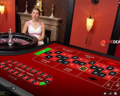 Homem de smoking jogando blackjack